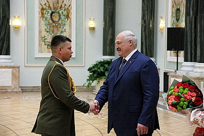 Лукашенко накануне Дня народного единства вручил госнаграды