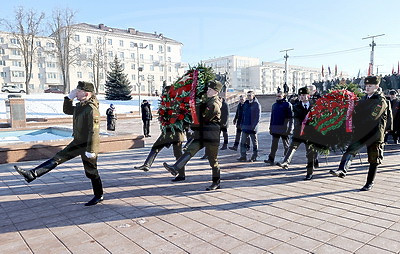 В Витебске состоялась церемония возложения цветов и венков ко Дню защитников Отечества