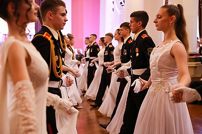 В Минском суворовском военном училище состоялся новогодний бал