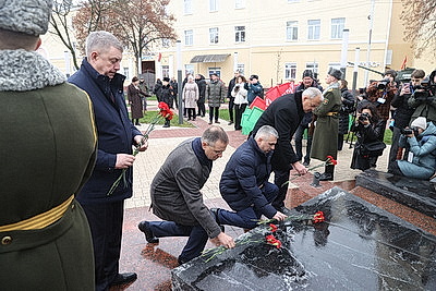 Памятник Рокоссовскому, парад военной техники. В Гомеле почтили память героев-освободителей