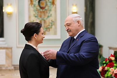 Лукашенко вручил государственные награды заслуженным представителям различных сфер