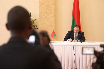 Премьер-министр Беларуси провел переговоры с президентом Уганды