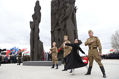 Камень и цветы. У монумента \"Врата памяти\" в Тростенце прошел митинг-реквием