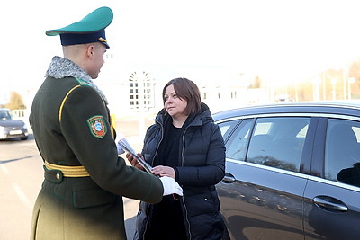 С цветами и оркестром поздравили с 8 Марта брестские пограничники женщин, въезжающих в Беларусь