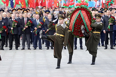 \"Беларусь помнит\": торжественная церемония возложения цветов проходит на площади Победы