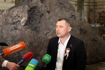Скульптурную композицию \"Живая память благодарных поколений\" отправили из Минска в Москву