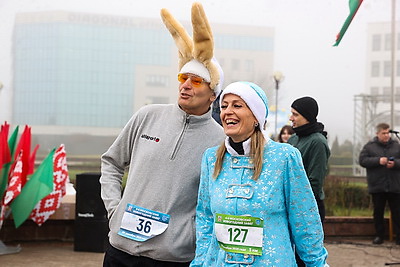 Нарядные, бодрые, счастливые. Более 300 человек вышли на старт Новогоднего забега в Бресте