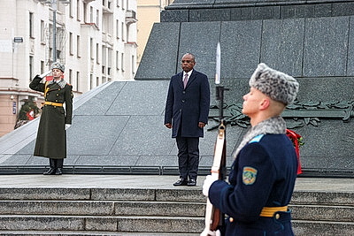 Спикер Сената Республики Кения возложил цветы к монументу Победы в Минске