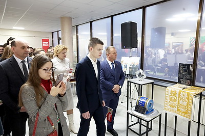 Истории предприятий и судьбы людей. Уникальная выставка подарков Президенту открылась в Солигорске