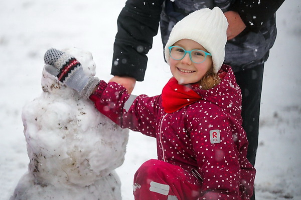 Первый снег. Детские забавы