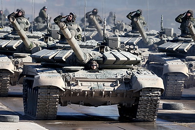 Тренировка парадных расчетов механизированной колонны проходит на аэродроме Липки