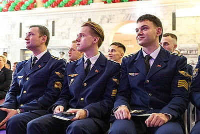 Впервые в истории. Выпускникам Белорусской академии авиации вручили лицензии пилотов