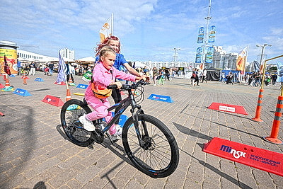 \"Рекорд посещаемости бьется каждый год\". У Дворца спорта отмечают Олимпийский день