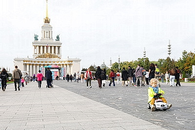 От БЕЛАЗа до партизанской медали. Что представлено в белорусском павильоне на ВДНХ