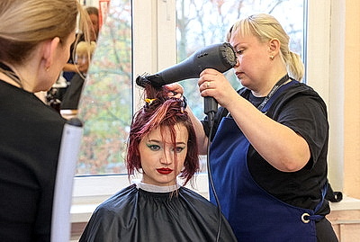 \"Золотые ножницы\" в деле. Более 20 парикмахеров сражаются за победу на конкурсе в Гомеле