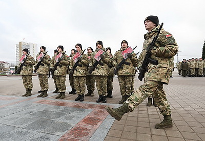 Молодое пополнение военнослужащих внутренних войск приняло присягу на площади Победы в Витебске