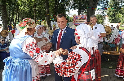 \"Льняная карусель\" закружила в Корме