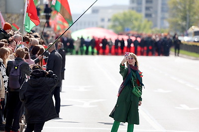 500 м длиной и 9 м шириной. В Минске пронесли самый большой флаг Беларуси