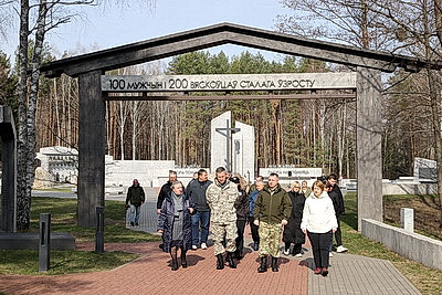 Не утихает боль, не высыхают слезы. Память жертв трагедии в Хатыни почтили на мемориале \"Ола\"