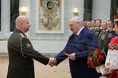 Лукашенко вручил государственные награды и погоны высшему офицерскому составу