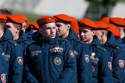500 м длиной и 9 м шириной. В Минске пронесли самый большой флаг Беларуси