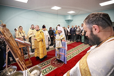 \"Нести радость людям\". Митрополит Вениамин освятил новый корпус социального пансионата \"Вяча\"