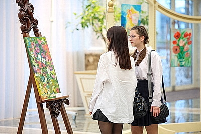 Волшебные цветы, белорусская батлейка. Вернисаж необычной выставки из Солигорска состоялся во Дворце Независимости