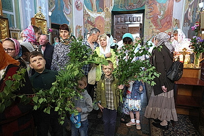 Православные верующие празднуют День Святой Троицы в Гродненском Свято-Рождество-Богородичном женском монастыре