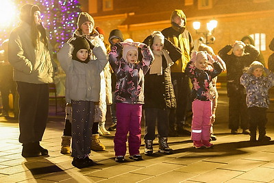 С хороводами, подарками и белорусскими песнями. В комплексе \"Лошицкий\" прошли первые новогодние гуляния
