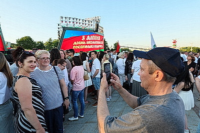 Гала-концерт \"Сильны в единстве, едины в песне\" собрал тысячи минчан у стелы \"Минск - город-герой\"