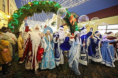 Шествие Дедов Морозов и Снегурочек собрало в Гродно более 700 участников