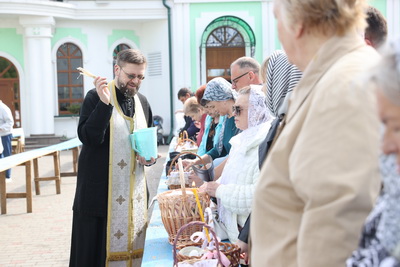 Накануне Пасхи белорусы освящают куличи в храмах и костелах