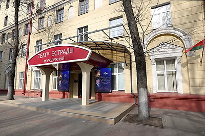 Юбилей Василия Раинчика встретили в Молодежном театре эстрады