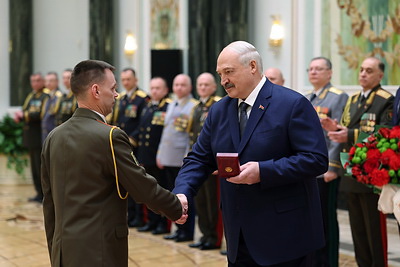 Лукашенко вручил государственные награды и погоны высшему офицерскому составу
