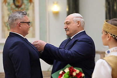 Лукашенко вручил государственные награды заслуженным представителям различных сфер