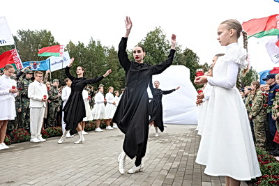 \"Это был не лагерь, а фабрика смерти\". В Тростенце открыли памятный знак жертвам геноцида
