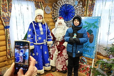 Квесты, игры, подарки. Как дети проводят праздники в резиденции Снегурочки в Городке