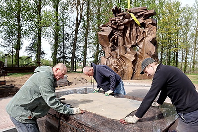 Посвященный геноциду белорусского народа памятный знак \"Древо жизни\" установили в Витебске