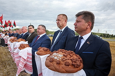 Миллионный рубеж по намолоту зерна преодолели в Могилевской области