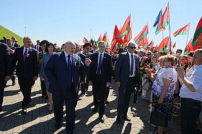 Лукашенко в День Независимости возложил венок к подножию Кургана Славы