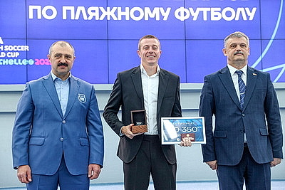 Серебряных призеров чемпионата мира по пляжному футболу чествовали в НОК Беларуси