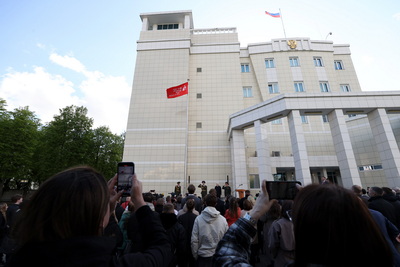 Знамя Победы подняли у здания посольства России в Минске