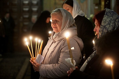 Православные верующие празднуют Сретение Господне
