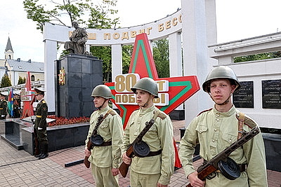 С благодарностью за мирное небо. Выпускники возложили цветы на Аллее Героев в Гомеле
