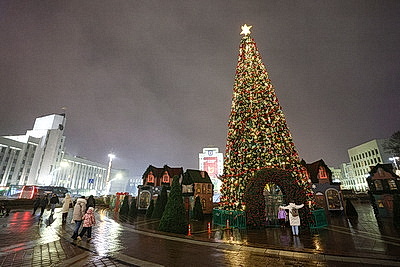 Новогодняя иллюминация превратила столицу в зимнюю сказку