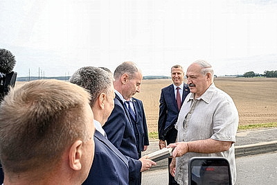 Лукашенко посетил Смолевичский район, в центре внимания - уборка озимого рапса