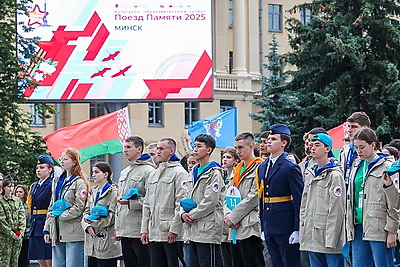 Память поколений. Участники \"Поезда Памяти\" возложили цветы к монументу Победы