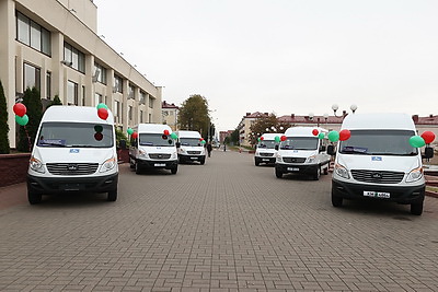 Ключи от микроавтобусов передали в соцучреждения страны