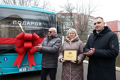 Автобус МАЗ от главы государства передали социально-педагогическому центру Заводского района Минска