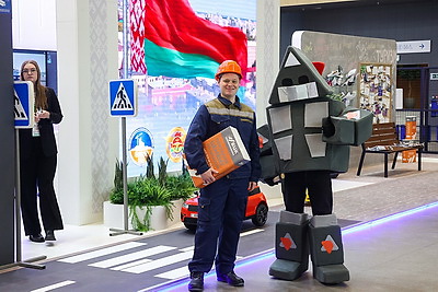 Делегаты ВНС из разных регионов страны посетили выставку \"Моя Беларусь\"